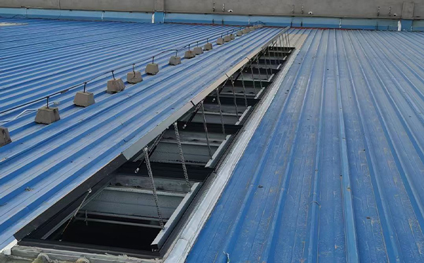 某城市大型商业综合体中庭勉县排烟窗工程